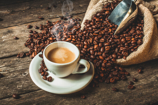 Die Geschichte des Kaffees | © stock.adobe.com / tiero Kaffeetasse mit Bohnen | © stock.adobe.com / tiero